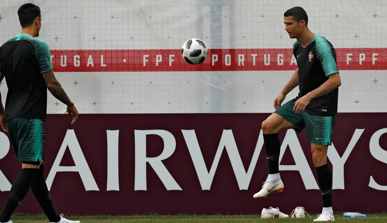 Penyerang Portugal, Cristiano Ronaldo (kanan) berusaha mengontrol bola selama sesi latihan jelang bertanding melawan Maroko pada grup B Piala Dunia 2018 di Kratovo, pinggiran Moskow, Rusia, (19/6). (AP Photo/Francisco Seco)