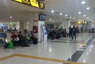 Situasi arus mudik di Terminal Pulo Gebang, Jakarta Utara. (Liputan6.com/Farrel Bima Haryomukti)