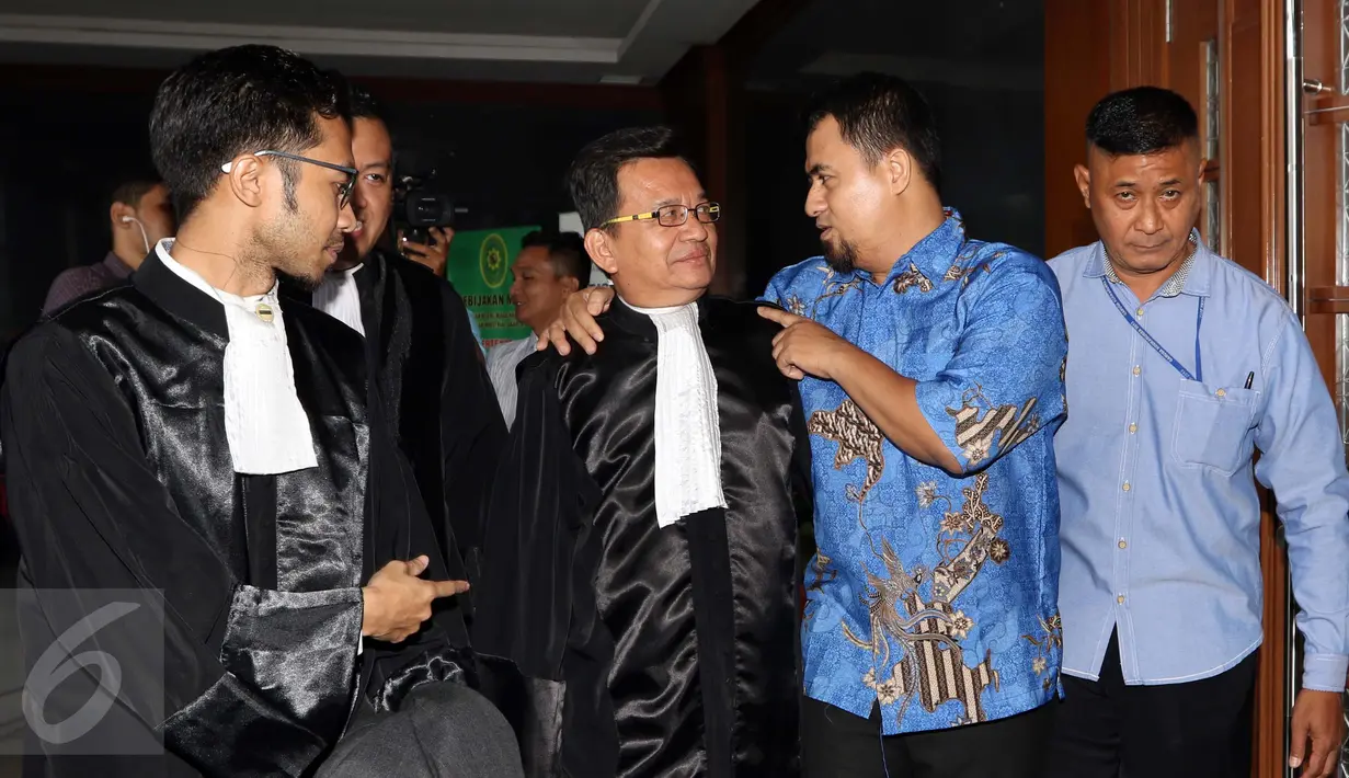 Kakak Saipul Jamil, Samsul Hidayatullah berjalan keluar ruang sidang Pengadilan Tipikor Jakarta, Rabu (31/8). Samsul Hidayatullah didakwa memberi suap sebesar Rp50 juta kepada Panitera Pengganti PN Jakarta Utara, Rohadi. (Liputan6.com/Helmi Afandi)