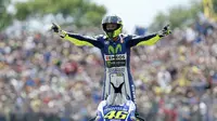 Selebrasi Valentino Rossi ketika merayakan kemenangannya dalam MotoGP di Sirkuit TT, Assen pada 27 Juni 2015. (AFP/ANP/Bas Czerwinski)