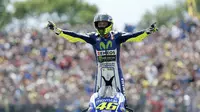 Selebrasi Valentino Rossi ketika merayakan kemenangannya dalam MotoGP di Sirkuit TT, Assen pada 27 Juni 2015. (AFP/ANP/Bas Czerwinski)