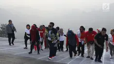 Menpora Imam Nahrawi (tengah) meninjau kesiapan venue Paralayang di kawasan Puncak, Cianjur, Jawa Barat, Kamis (26/7). Selain meninjau kesiapan venue, Menpora juga melihat latihan atlet paralayang Indonesia. (Liputan6.com/Helmi Fithriansyah)