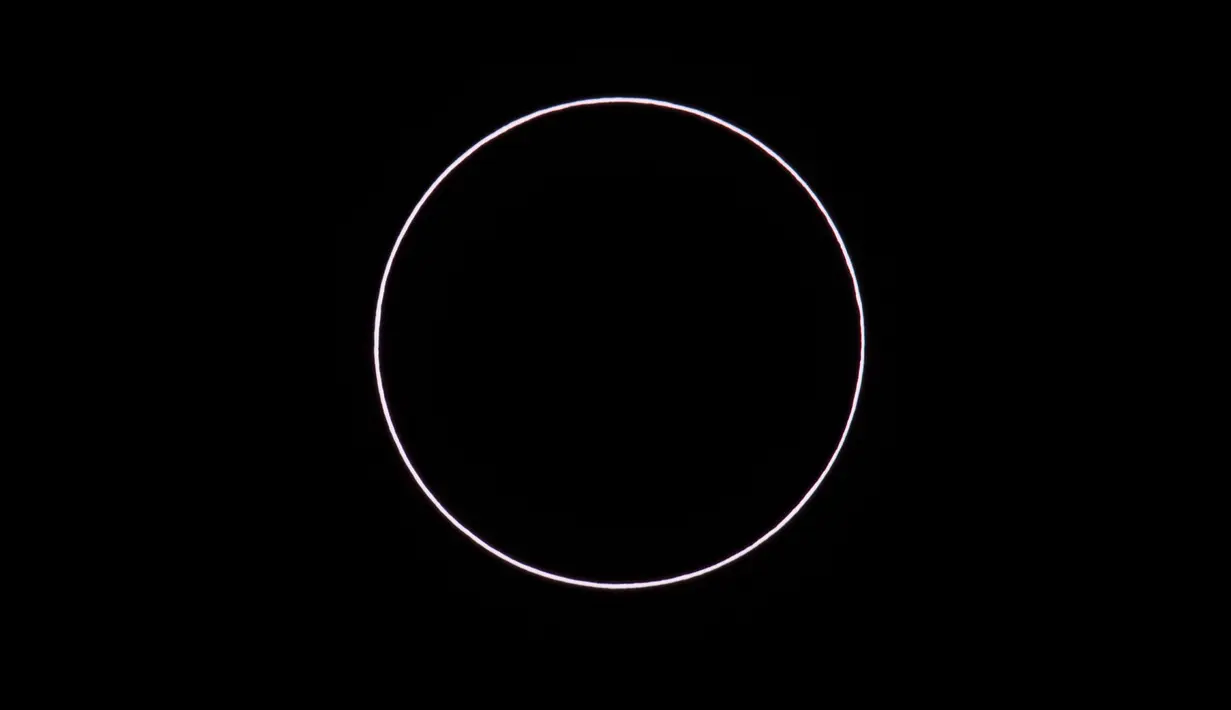 Sebuah gambar seperti cincin yang terjadi saat gerhana matahari annular di Estancia El Muster, Argentina (26/2). Gerhana itu paling terlihat di sepanjang jalur Chile, Argentina, Angola, Zambia dan Republik Demokratik Kongo. (AFP/Alejandro Pagni)