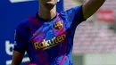 Striker Belanda, Luuk De Jong berpose untuk media selama perkenalan resminya setelah menandatangani kontrak dengan FC Barcelona di Barcelona, Spanyol, Kamis (9/9/2021). De Jong merupakan pemain yang dimiliki Sevilla sebelum bergabung bersama Barcelona. (AP Photo/Joan Monfort)