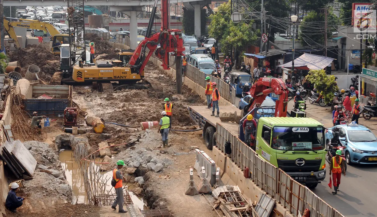 Pekerja melakukan aktivitas pembangunan underpass Matraman-Salemba, Jakarta, Rabu (5/7). Terkait pembangunan underpass Matraman-Salemba ruas jalan menuju Jatinegara mengalami penyempitan. (Liputan6.com/Helmi Fithriansyah)