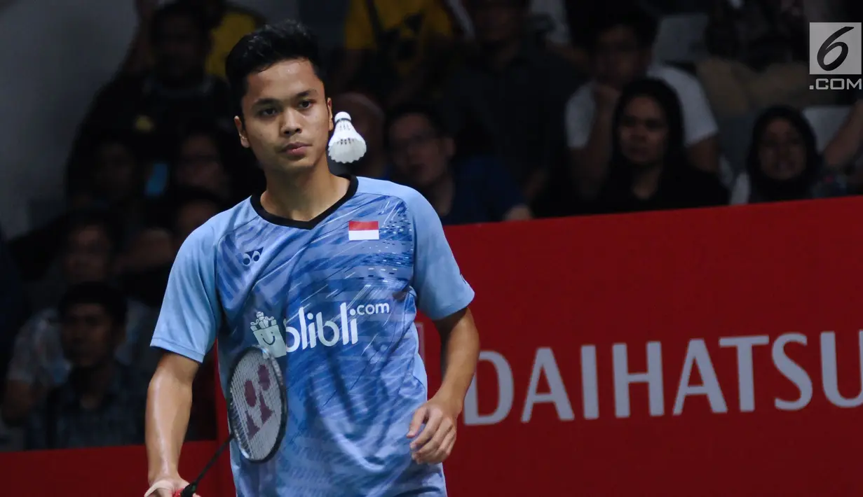 Tunggal putra Indonesia, Anthony Sinisuka Ginting saat melawan Chen Long (China) pada perempat final Indonesia Masters 2018 di Istora Senayan, Jakarta, Jumat (26/1).Anthony unggul 21-11 16-21 21-18. (Liputan6.com/Helmi Fithriansyah)