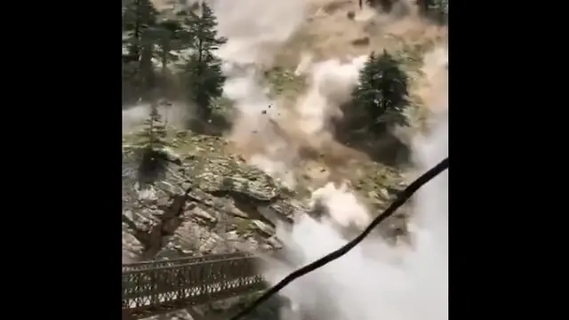 Longsor di Himachal Pradesh, India. Turis tewas terhantam batu.