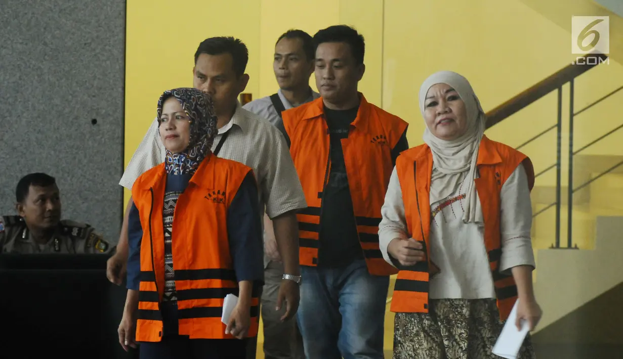 Hakim PN Tipikor Bengkulu nonaktif Dewi Suryana (kiri) bersama Syuhadatul Islamy (kanan) serta panitera pengganti, Hendra Kurniawan usai menjalani pemeriksaan lanjutan di Gedung KPK, Jakarta, Senin (25/9). (Liputan6.com/Helmi Fithriansyah)