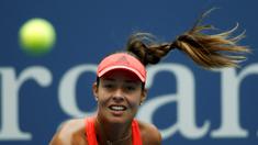 Petenis Serbia, Ana Ivanovic, melakukan servis ke arah petenis Slowakia, Dominika Cibulkova, dalam babak pertama Turnamen Tenis AS Terbuka di New York, AS. (31/8/2015). (Reuters/Mike Segar)