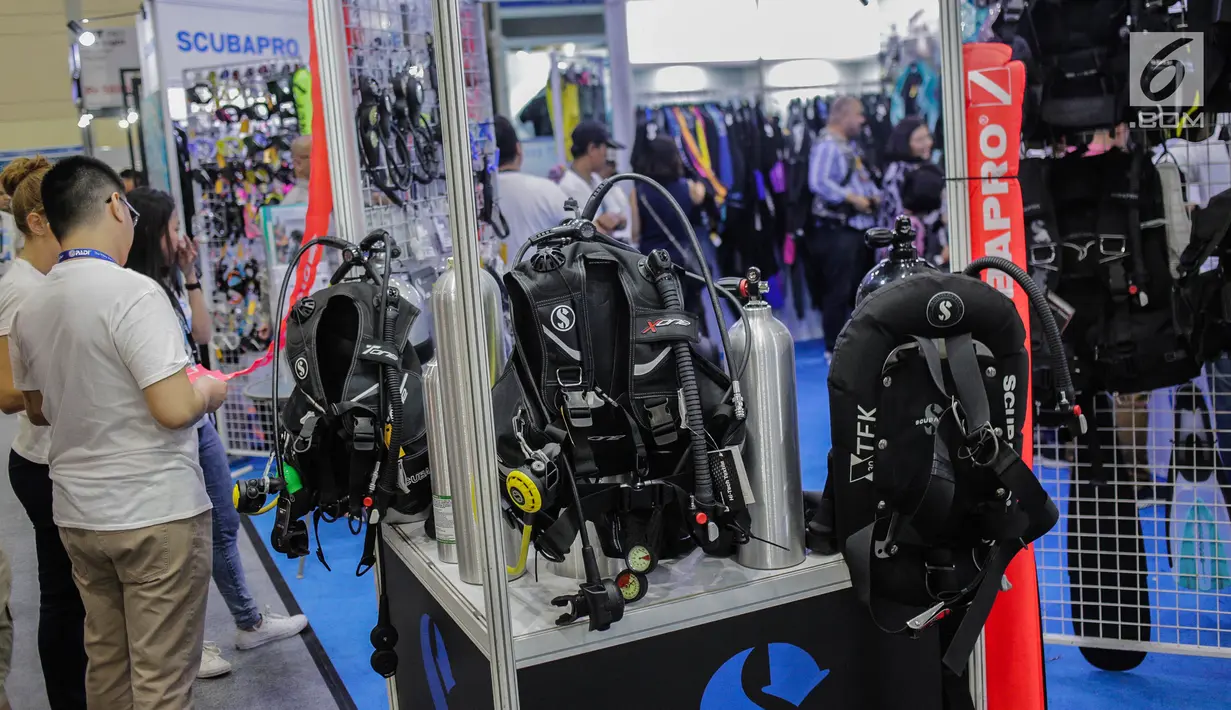 Pengunjung melihat-lihat peralatan diving dalam pameran Deep and Extreme Indonesia (DXI) 2019 di Jakarta, Kamis (4/4). Pengunjung harus membayar Rp 40.000 untuk dapat berkeliling ke stan-stan pameran. (Liputan6.com/Faizal Fanani)