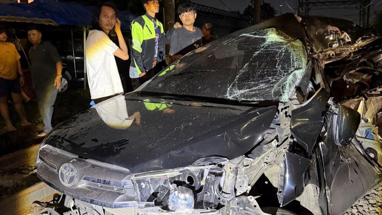Nahas! Innova Rusak Parah Usai Terserempet KRL, Sopir Kabur Tinggalkan Kendaraan di Tempat