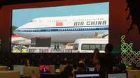 Pesawat yang membawa tim pendahulu Presiden China Xi Jinping tampak telah tiba di Bali, Indonesia Senin (14/11) (Liputan6.com/Teddy Tri Setio Berty)