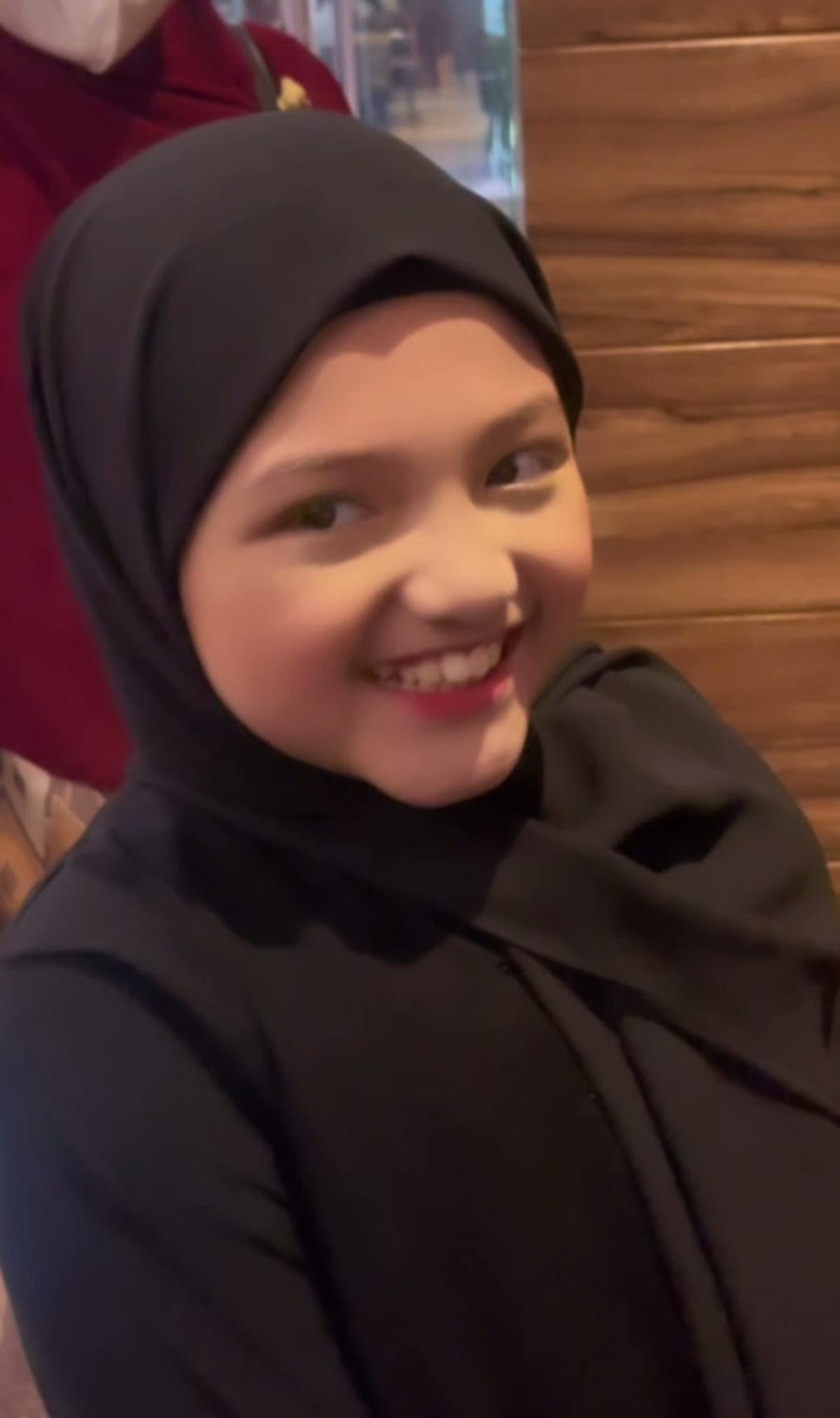 Inilah hasilnya! Cantik sekali, bukan? Netizen bahkan merasa iri, karena banyak orang dewasa saja belum bisa melakukan makeup sebaik Arsy, apalagi di dalam mobil bergerak seperti yang dia lakukan.