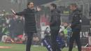 Reaksi pelatih Inter Milan, Simone Inzaghi usai diganjar kartu kuning oleh wasit Andrea Colombo saat menghadapi AC Milan pada laga pekan ke-33 Serie A Liga Italia 2023/2024 di San Siro Stadium, Milan, Senin (22/4/2024). (AP Photo/Luca Bruno)