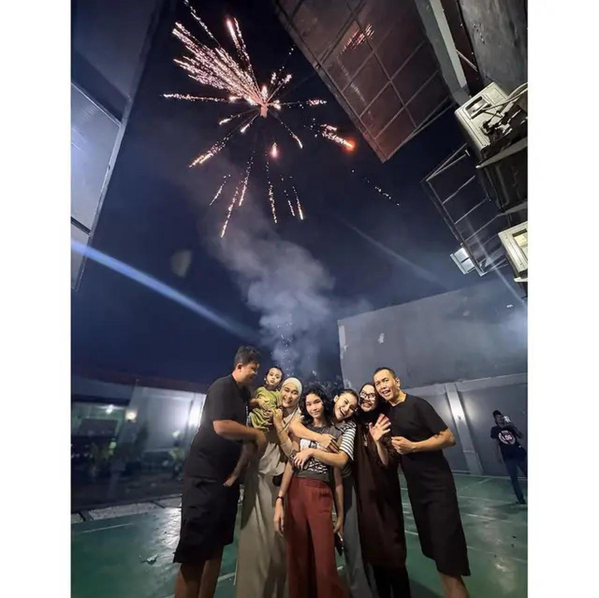 10 Artis Rayakan Tahun Baru 2025 Kumpul Keluarga di Rumah, Tak Kalah Seru