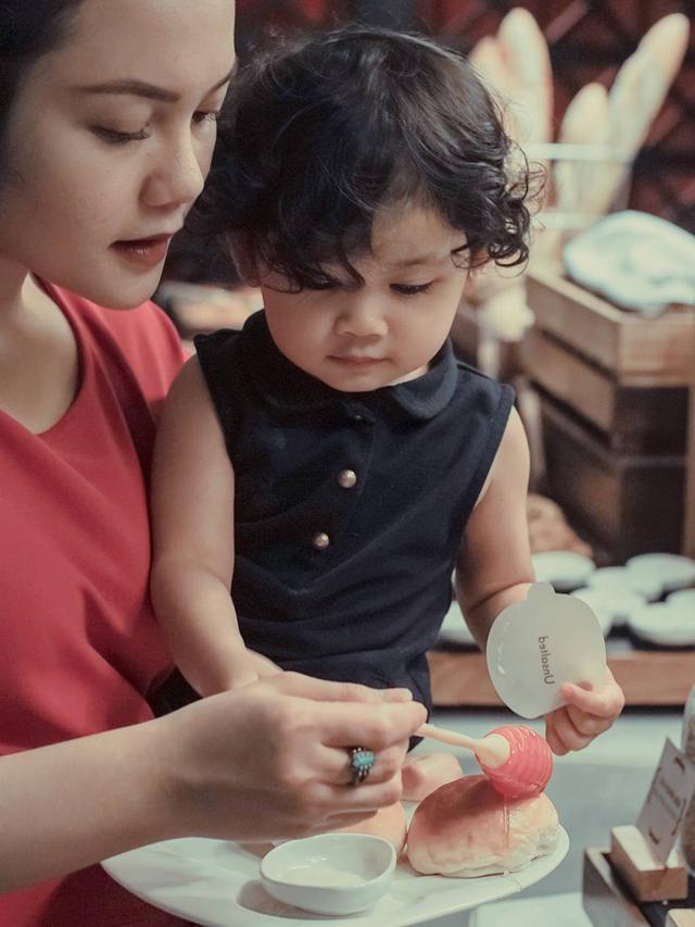 7 Momen Kebersamaa Cecep Reza 'Bombom' Bersama Istri dan Anak