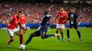 Pemain Paris Saint-Germain (PSG) Danilo Pereira (tengah) berebut bola dengan pemain Benfica Nicolas Otamendi (kiri) pada pertandingan sepak bola Grup H Liga Champions di Stadion Luz, Lisbon, Portugal, 5 Oktober 2022. Pertandingan berakhir imbang 1-1. (AP Photo/Armando Franca)