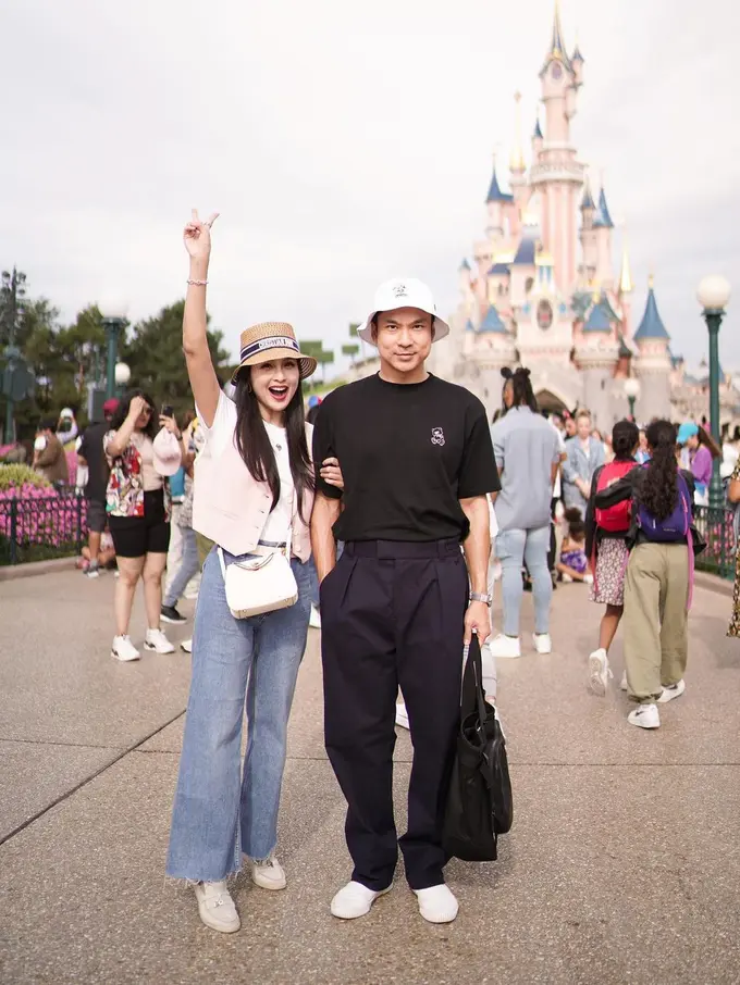 Potret Sandra Dewi dan Harvey Moeis Liburan Berdua di Disneyland
