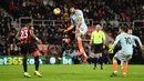 Gelandang Chelsea, Ruben Loftus-Cheek (tengah) menyundul bola ke arah gawang Bournemouth pada lanjutan pekan ke-24 Premier League 2018-2019 di Bournemouth, Inggris, Rabu (30/1). Chelsea kalah 4-0. (Glyn KIRK/AFP)