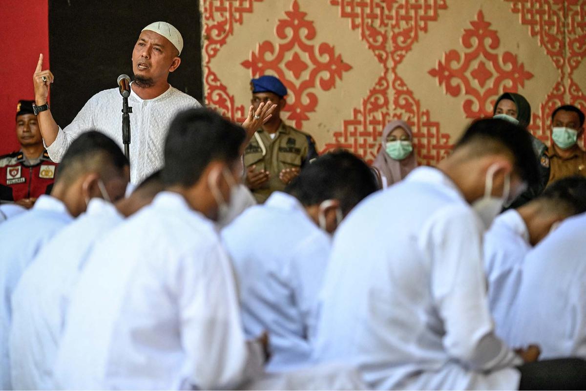 FOTO: 10 Terpidana Dicambuk di Banda Aceh, Termasuk Pasangan Sesama Jenis