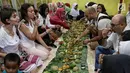 Sejumlah anak yatim, kaum dhuafa bersama lima warga negara asing (WNA) menikmati makanan nasi liwet sambil lesehan di Rumah Amalia, Ciledug, Kota Tangerang, Sabtu (3/3). Mereka juga berbagi cerita dan pengalaman di negaranya. (Liputan6.com/Fery Pradolo)