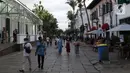 Warga berjalan-jalan di kawasan wisata Kota Tua Jakarta, Rabu (9/12/2020). Libur pelaksanaan Pilkada Serentak 2020 dimanfaatkan sejumlah warga untuk berwisata di kawasan Kota Tua Jakarta. (Liputan6.com/Helmi Fithriansyah)