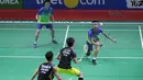 Tontowi Ahmad mengecoh pasangan China, Zhang Nan/Li Yinhui pada perempat final Indonesia Open 2018 di Istora Senayan, Jakarta, (6/6/2018). Tontowi/Liliyana menang 21-17, 21-14. (Bola.com/Nick Hanoatubun)