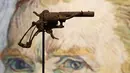 Pistol usang milik pelukis terkemuka asal Belanda, Vincent Van Gogh dipamerkan di sebuah rumah lelang di Paris, Prancis, 14 Juni 2019. Dalam acara lelang pada 19 Juni 2019, pistol jenis revolver Lefaucheux 7 mm itu laku hingga 162.500 euro atau sekitar Rp 2,6 miliar. (FRANCOIS GUILLOT/AFP)