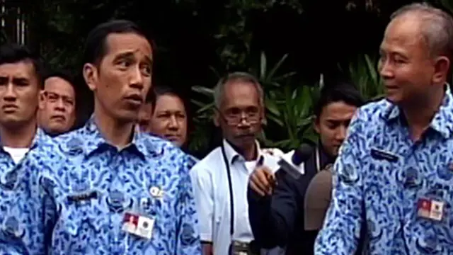 Berbaju Batik, Jokowi Masuk Gorong-Gorong