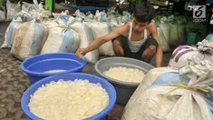 Pedagang memisahkan buah kolang-kaling yang akan dijual di Pasar Induk, Kramat Jati, Jakarta Timur, Jumat (2/6). Pada bulan Ramadan permintaan buah kolang-kaling naik hingga tiga kali lipat. (Liputan6.com/Yoppy Renato)