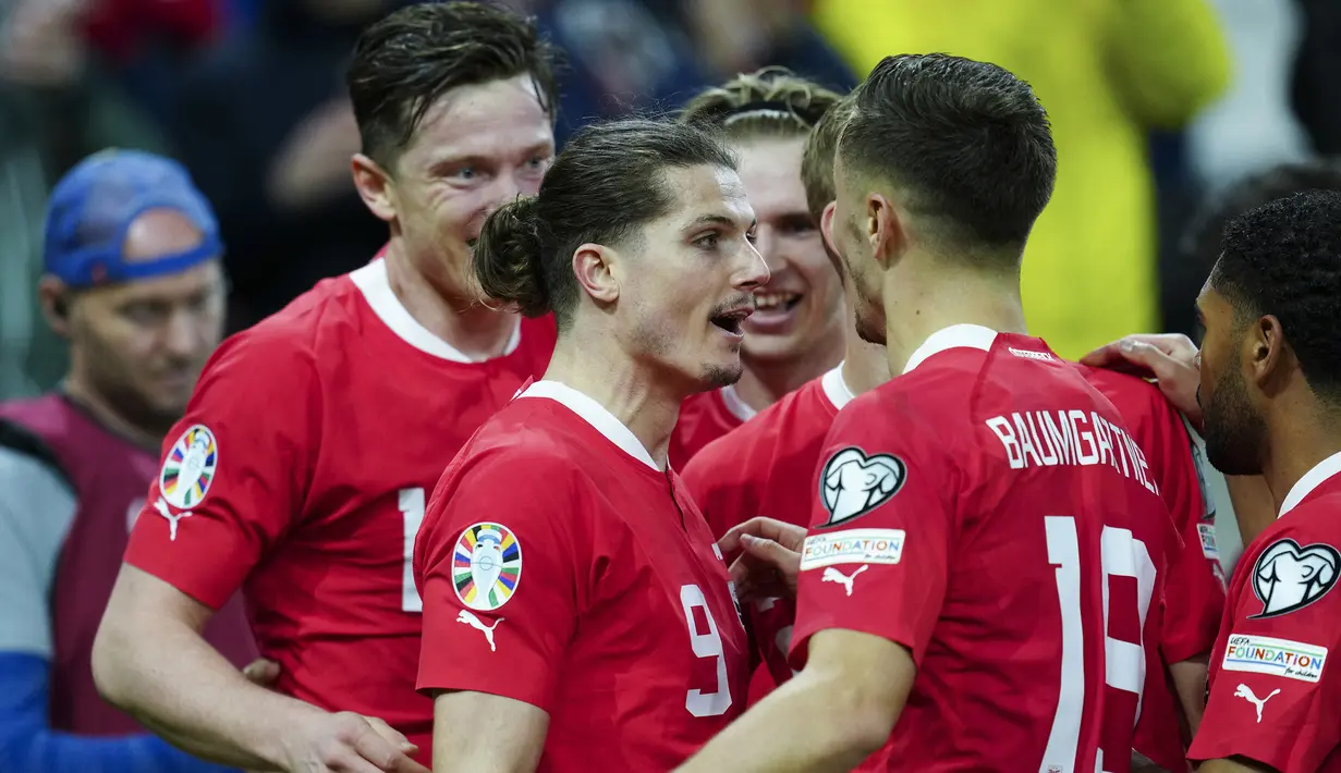 Para pemain Timnas Austria merayakan gol ke gawang Azerbaijan yang dicetak Marcel Sabitzer (tengah) pada laga Grup F Kualifikasi Euro 2024 di Raiffeisen Arena Stadium, Linz, Austria (24/3/2023). Austria total mengoleksi 6 gol dan kebobolan 2 gol di Grup F. Marcel Sabitzer dkk mampu menang 4-1 atas Azerbaijan dan 2-1 atas Estonia. (AFP/APA/Eva Manhart)
