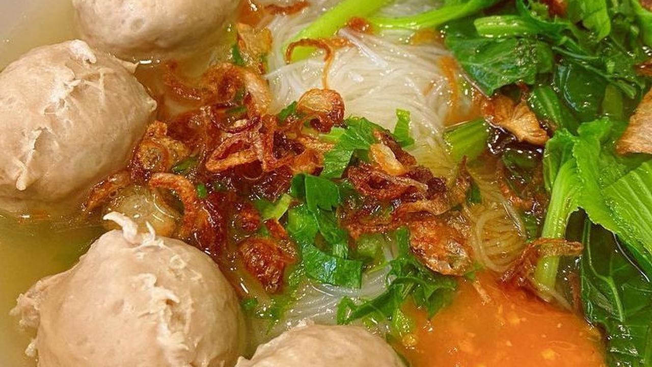 Bakso merupakan salah satu kuliner Indonesia yang telah memiliki banyak penggemar. Meski terlihat sederhana, makanan berbentuk bola ini memiliki rasa yang lezat, dengan bola-bola dagingnya yang bertekstur kenyal dan lembut. Kuliner ini juga mudah ditemui 