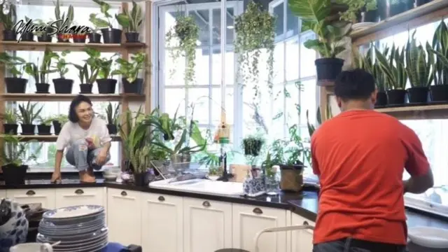 Ide Menata Dapur Nyaman dan Penuh Tanaman dari Yuni Shara