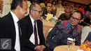 Menaker Hanif Dhakiri (kanan) berbincang dengan Dirut BPJS Ketenagakerjaan Agus Susanto saat acara Indonesia Human Capital Studi 2016 di Jakarta, Kamis (9/8). (Liputan6.com/Helmi Afandi)