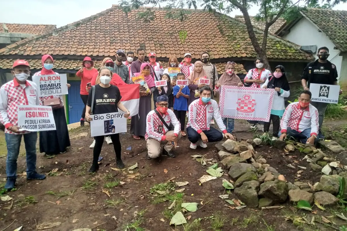 Relawan Solmet memberikan bantuan untuk korban longsor Sumedang. (IST)
