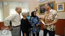 Ketua Komisi Kejaksaan Sumarno (kanan) menerima keluarga korban pelanggaran HAM di ruang Komisi Kejaksaan, Jakarta, Jumat (11/3). Keluarga korban mengadukan Jaksa Agung dalam penyidikan perkara pelanggaran HAM berat. (Liputan6.com/Helmi Fithriansyah)