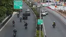 Kendaraan melintas di Jalan HR Rasuna Said, Kuningan, Jakarta, Senin (21/8). Untuk mengurai kemacetan di Ibukota, Pemprov DKI berencana menguji coba larangan bagi motor melintasi jalan tersebut mulai 11 September 2017. (Liputan6.com/Immanuel Antonius)