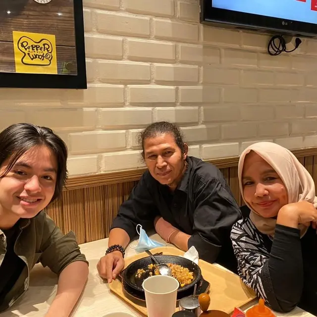 Sudah Akrab, Ini 6 Potret Kedekatan Angga Yunanda dan Ibu Shenina Cinnamon