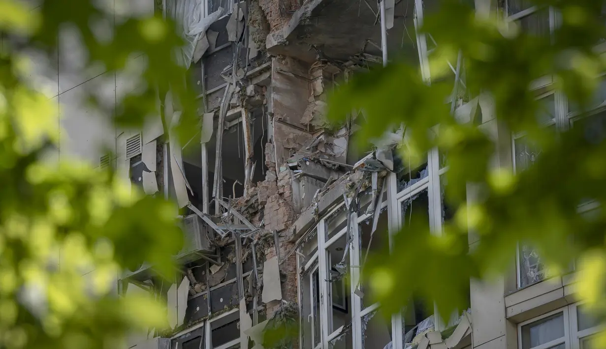 Rusia melancarakan serangan skala besar terhadap target yang ada wilayah Ukraina lainnya salah satu apartemen di Kyiv. (AP Photo/Andrew Kravchenko)