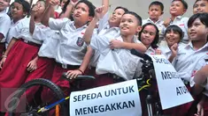Daffa Farros Oktoviarto mendapat penghargaan dan sepeda gunung dari Wali Kota Semarang Hendrar Prihadi, di SD Kalibanteng 01, Semarang, (20/4).Daffa menjadi perbincangan karena aksi heroiknya menghadang pengendara yang melintas di trotoar. (Foto: Gholib)