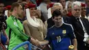 Striker tim nasional Argentina itu tampak tak bersemangat saat mendapat ucapan selamat dari penjaga gawang Jerman, Manuel Neuer (kiri), Brasil, Senin (14/7/14). (REUTERS/Dylan Martinez)