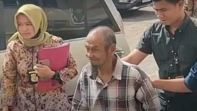 Tego (tengah), pelaku pencabulan siswi Sekolah Dasar (SD) di Palembang saat digelandang ke Polda Sumsel. (Istimewa)