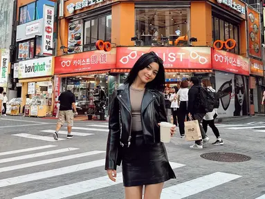 Tampil stylish dengan busana bernuansa hitam, sosok Yoriko Angeline terlihat bersinar. Memakai atasan jaket kulit membuatnya terlihat menawan dan menuai banyak pujian dari netizen. Diketahui bahwa dirinya yang saat ini berada di Korea Selatan sedang menjalani syuting film baru berjudul Laut Tengah. (Liputan6.com/IG/@yorikooangln_)
