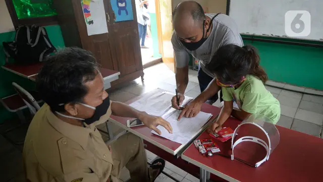 Siswa SD menerima Dua Kartu Perdana