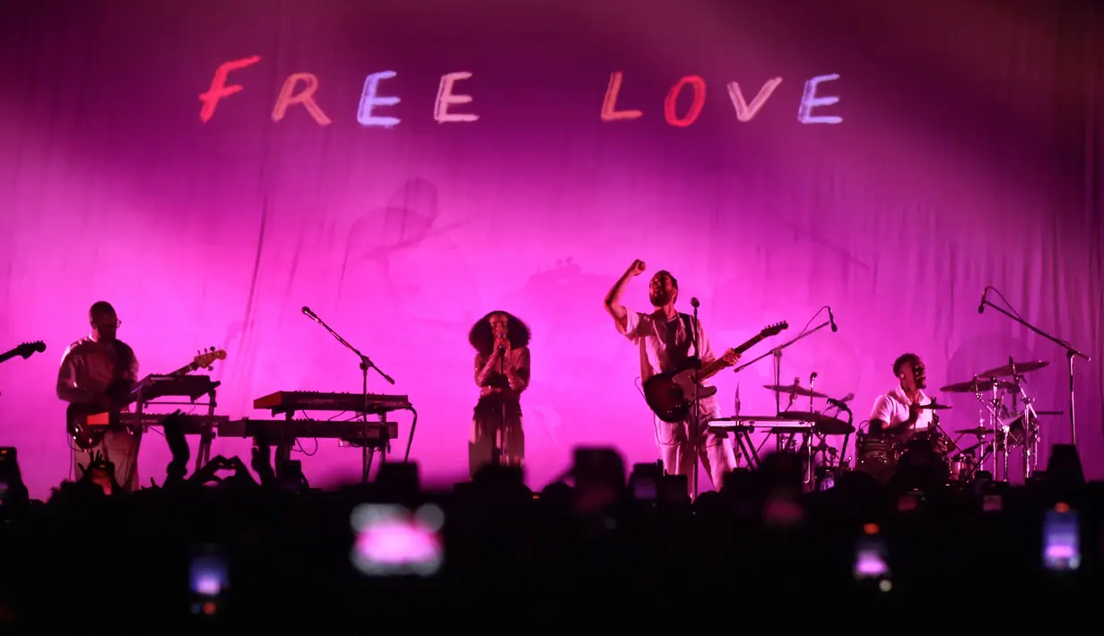 James Hatcher dan Andy Clutterbuck membawa sesuatu yang spesial. Konser mereka di Beach City International Stadium jadi momen tak terlupakan. [Adrian Putra/Fimela.com]