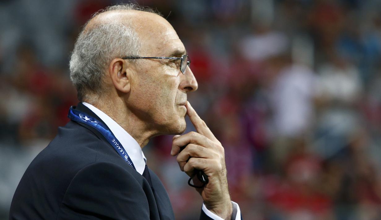 Pelatih FK Rostov, Ivan Daniliants dengan tatapan kosong menyaksikan timnya kalah 0-5 dari Bayern Munchen pada laga grup D Liga Champions di Allianz Arena, Munich, Jerman, (14/9/2016) dini hari WIB. (REUTERS/Michaela Rehle)