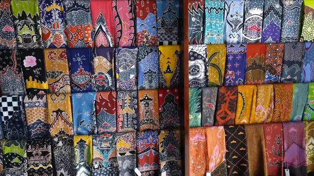 Hasil karya batik inovasi Sulastri berbahan kulit jengkol sebagai pewarna alami. (Liputan6.com/Ardi Munthe)