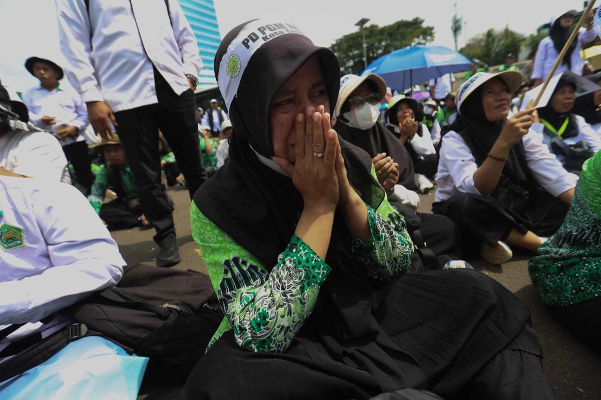 FOTO: Aksi Guru Madrasah Swasta di Depan Gedung DPR