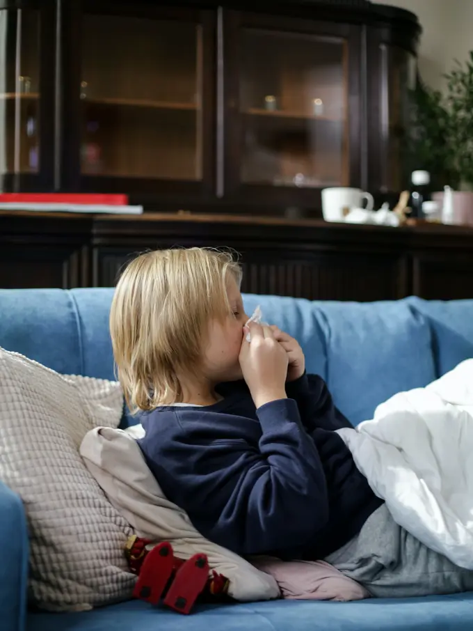 Anak mimisan - Photo by cottonbro from Pexels