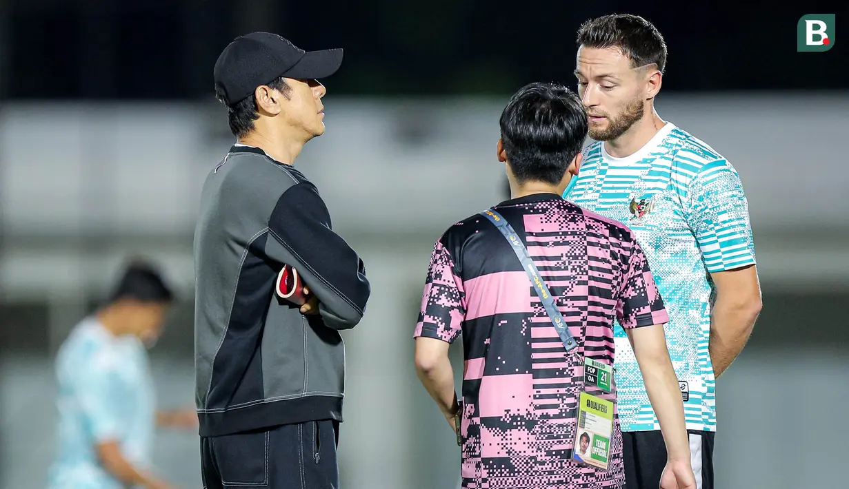 Pelatih Timnas Indonesia, Shin Tae-yong berbincang dengan Marc Klok, saat sesi latihan jelang melawan Timnas Vietnam di Stadion Madya, Senayan, Jakarta, Rabu (20/3/2024). (Bola.com/Bagaskara Lazuardi)